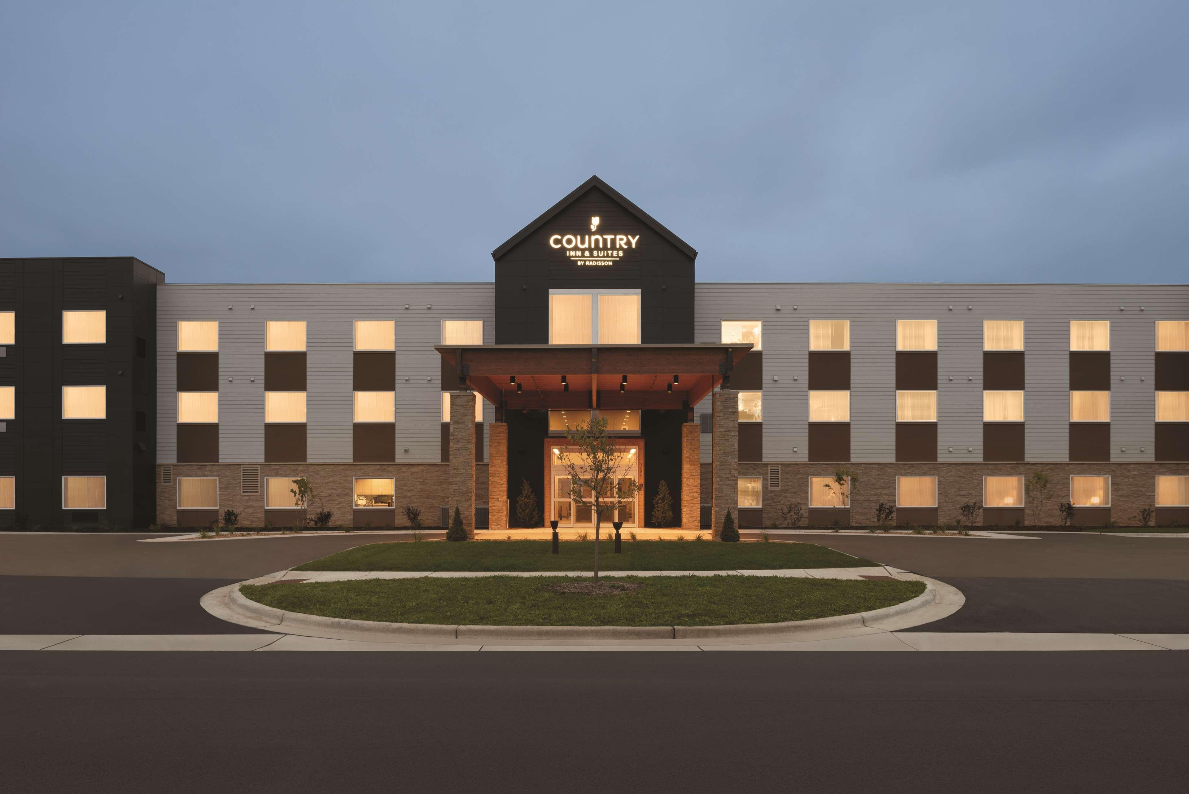 Country Inn & Suites By Radisson, Ft Atkinson, Wi Fort Atkinson Exterior photo